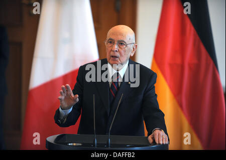 Il Presidente della Repubblica Italiana Giorgio Napolitano parla nel corso di una conferenza stampa a Bellevue Palace, la residenza ufficiale del Presidente della Repubblica federale di Germania a Berlino, Germania, 24 febbraio 2011. Foto: JOERG CARSTENSEN Foto Stock