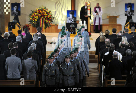 Guardia d'onore lascia la cerimonia di lutto per i soldati tedeschi che sono stati uccisi in Afghanistan, staff caporale Konstantin Menz, caporale Georg Kurat e Comandante Sergente Georg Missulia, presso il St Michael church in Regen, Germania, 25 febbraio 2011. Gli uomini sono stati uccisi durante un attacco di un soldato dell'esercito nazionale afghano nella provincia di Baghlan in Afghanistan. Foto: O Foto Stock