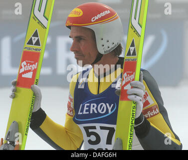 Felix Gottwald di Austria reagisce dopo il salto con gli sci del Nordic evento combinato al Nordic Campionati Mondiali di sci a Oslo, Norvegia, 26 febbraio 2011. Foto: Patrick Seeger dpa Foto Stock