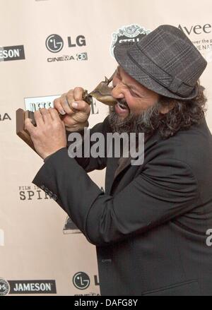 Direttore Thierry Guetta pone al vincitore della sala stampa della XXVI edizione Spirit Awards in una tenda sulla spiaggia di Santa Monica a Los Angeles, Stati Uniti d'America, il 26 febbraio 2011. Foto: Hubert Boesl Foto Stock