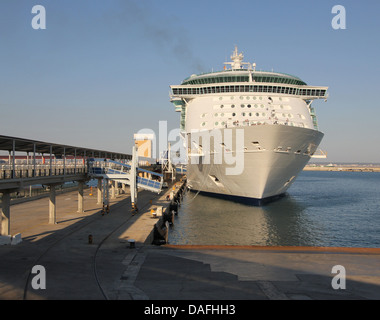 Royal Caribbean Cruises nave da crociera "l'indipendenza dei mari" ( 339 metri) - Rilascio di linee di ormeggio prima di uscire Palma Foto Stock