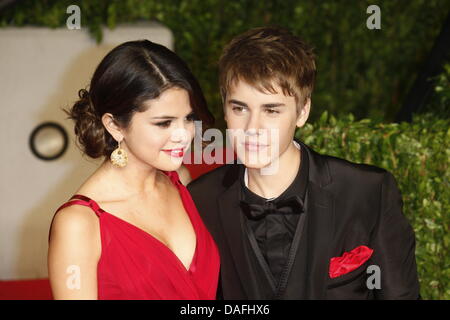 Noi cantante Justin Bieber e attrice statunitense Selena Gomez arriva per il Vanity Fair Academy Awards Party al Sunset Tower di Los Angeles, Stati Uniti d'America, 27 febbraio 2011. Foto: Hubert Boesl Foto Stock