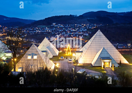 Illuminata Sauerland piramidi con il villaggio di Meggen in serata, in Germania, in Renania settentrionale-Vestfalia, Sauerland, Lennestadt-Bilstein Foto Stock