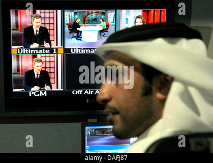 Bundespräsident Christian Wulff besucht am Montag (28.02.2011) a Doha nel Katar den arabischen Fernsehsender Al Dschasira und gibt ein Fernsehinterview, wobei er auf einem Bildschirm zu sehen ist (l). Das deutsche Staatsoberhaupt hält sich zu einem dreitägigen Besuch in den Golfstaaten Kuwait und Katar auf. Foto: Wolfgang Kumm dpa Foto Stock