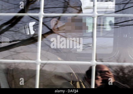 La convenuta, un 38-anno-vecchio cancelliere del Sassone agenzia di collocamento, che è caricata con abuso di bambini, si siede in un veicolo di polizia sulla strada per il tribunale regionale di Baden Baden, Germania, 1 marzo 2011. Lo stesso giorno il processo contro due supposti bambino molestatore iniziato nella parte anteriore della camera per la protezione dei giovani. Uno dei due imputati non potevano partecipare al processo a causa di un suici Foto Stock