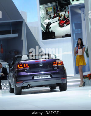 La nuova Volkswagen (VW) Golf Cabriolet è presentata al Salone di Ginevra a Ginevra, Svizzera, 01 marzo 2011. Alcuni 170 World e Europe anteprime vengono ad essere svelato durante la 81st Motor Show di Ginevra che si aspetta di 700'000 visitatori fino al 13 marzo 2011. Foto: ULI DECK Foto Stock