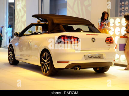 La nuova Volkswagen (VW) Golf Cabriolet è presentata al Salone di Ginevra a Ginevra, Svizzera, 01 marzo 2011. Alcuni 170 World e Europe anteprime vengono ad essere svelato durante la 81st Motor Show di Ginevra che si aspetta di 700'000 visitatori fino al 13 marzo 2011. Foto: ULI DECK Foto Stock