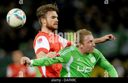 Wolfsburg Patrick Ochs (R) e Magonza's Jan Kirchhoff si contendono la palla durante la Bundesliga tedesca partita di calcio VfL Wolfsburg vs 1. FSV Mainz 05 a Arena Volkswagen a Wolfsburg, Germania, 03 dicembre 2011. Foto: Peter Steffen Foto Stock