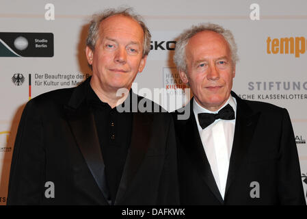 Belga di registi e fratelli Jean-Pierre Dardenne e Luc Dardenne frequentare il ventiquattresimo Premio del cinema europeo presso il Tempodrom sede a Berlino, Germania, 3 dicembre 2011. Il premio è considerato il "Europeo Oscar' e annualmente viene aggiudicato in capitali europee. Foto: Britta Pedersen Foto Stock