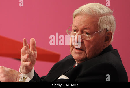 L'ex cancelliere tedesco Helmut Schmidt si siede sul palco i Socialdemocratici' convenzione federale a Berlino, Germania, 04 dicembre 2011. Sotto il motto "il nostro capitale: democrazia e giustizia" ("Unser Kapital: Demokratie und Gerechtigkeit'), il DOCUP illustra la sua direzione per quanto riguarda le elezioni federali nel 2013. Foto: Annibale Foto Stock