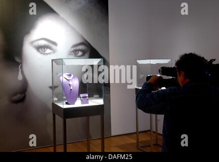 Un film camerman gioielli di noi attrice Elizabeth Taylor all'asta di Christie's House di New York, Stati Uniti d'America, 01 dicembre 2011. Nove mesi dopo Taylor della morte, i suoi gioielli, abiti e arte saranno messe all'asta. Il valore complessivo è detto essere 30 milioni di dollari, ma gli operatori si aspettano che sarà venduto per un premio più elevato. Foto: Chris Melzer Foto Stock