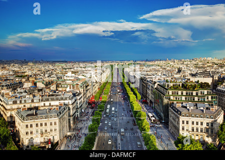 Vista sull Avenue des Champs-Elysees dall' Arco di Trionfo, Parigi, Francia Foto Stock