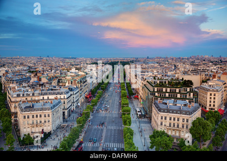 Vista su Avenue des Champs Elysees da Arc de Triomphe al tramonto, Parigi, Francia Foto Stock