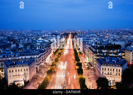 Vista su Avenue des Champs Elysees da Arc de Triomphe a Parigi di notte, Francia Foto Stock