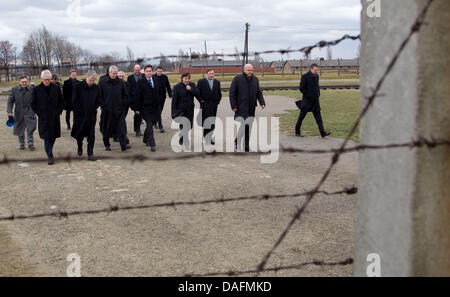 Dispensa - un handout foto datata 05 dicembre 2011 mostra il primo ministro del Land della Bassa Sassonia David McAllister (5-L) e Volkswagen CEO Martin Winterkorn (4-L) visitando il memoriale dell'ex campo di concentramento di Auschwitz-Birkenau in occasione del XXV anniversario della International Youth Meeting Center in Auschwitz Oswiecim, Polonia. Foto: FRISO GENTSCH / HANDOUT / EDITO Foto Stock