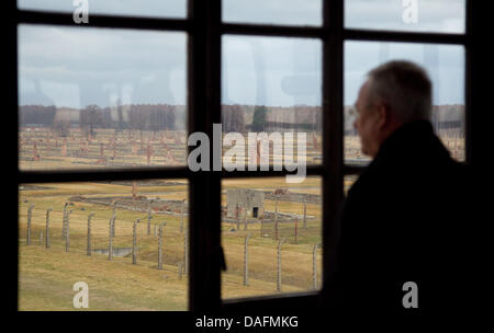 Dispensa - un handout foto datata 05 dicembre 2011 mostra il CEO di Volkswagen Martin Winterkorn visitando il memoriale dell'ex campo di concentramento di Auschwitz-Birkenau in occasione del XXV anniversario della International Youth Meeting Center in Auschwitz Oswiecim, Polonia. Foto: FRISO GENTSCH / HANDOUT / solo uso editoriale Foto Stock