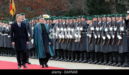 Afghanistan il presidente Hamid Karsai è accolto dal Presidente della Repubblica federale di Germania Christian Wulff (L) con gli onori militari al Bellevue Palace a Berlino, Germania, 06 dicembre 2011. Karsai è su una giornata di visita alla capitale tedesca. Foto: WOLFGANG KUMM Foto Stock