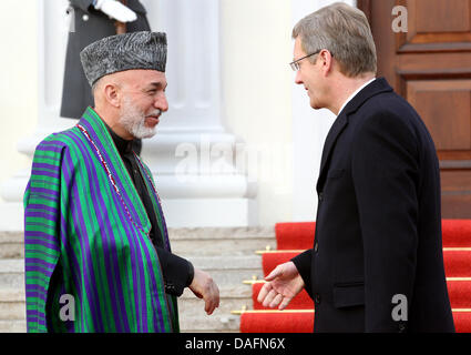 Afghanistan il presidente Hamid Karsai è accolto dal Presidente della Repubblica federale di Germania Christian Wulff (R) di fronte il Palazzo Bellevue a Berlino, Germania, 06 dicembre 2011. Karsai è su una giornata di visita alla capitale tedesca. Foto: WOLFGANG KUMM Foto Stock