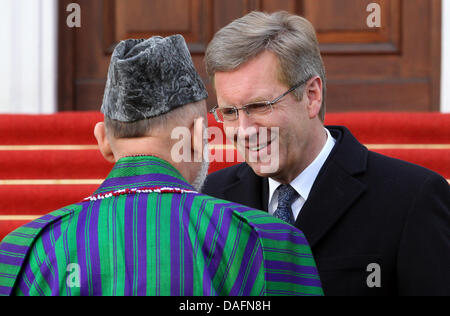 Afghanistan il presidente Hamid Karsai è accolto dal Presidente della Repubblica federale di Germania Christian Wulff (R) di fronte il Palazzo Bellevue a Berlino, Germania, 06 dicembre 2011. Karsai è su una giornata di visita alla capitale tedesca. Foto: WOLFGANG KUMM Foto Stock