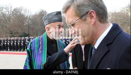 Afghanistan il presidente Hamid Karsai è accolto dal Presidente della Repubblica federale di Germania Christian Wulff (R) di fronte il Palazzo Bellevue a Berlino, Germania, 06 dicembre 2011. Karsai è su una giornata di visita alla capitale tedesca. Foto: WOLFGANG KUMM Foto Stock