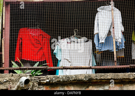 Panni appesi ad asciugare nel quartiere vecchio di Hanoi, Vietnam Foto Stock