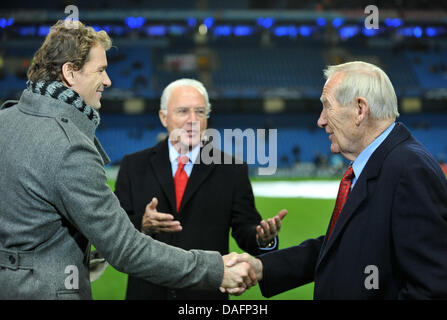 Ex portiere tedesco Jens LEHMANN (L-R), Franz Beckenbauer e ex Manchester City portiere Bert Trautmann prima della Champions League gruppo di una partita di calcio tra FC Bayern Monaco e il Manchester City a Etihad Stadium di Manchester, Inghilterra, 7 dicembre 2011. Il Manchester ha vinto 2:0. Foto: Andreas Gebert dpa +++(c) dpa - Bildfunk+++ Foto Stock