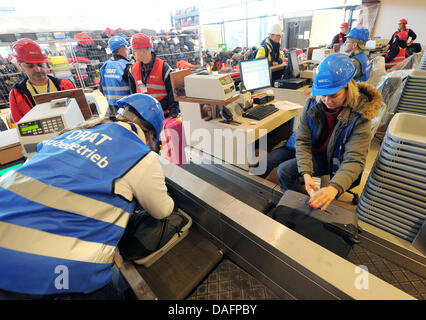 Lufthansa i dipendenti che partecipano alla prova al futuro Berlin-Brandenburg, aeroporto di Schoenefeld, Germania, 08 dicembre 2011. Dal check-in attraverso i controlli di sicurezza, i dipendenti della compagnia aerea, i funzionari di polizia e i dipendenti Globeground assistere alla prova al futuro aeroporto di BER. Non appena il Willy-Brandt-Airport sarà aperta il 03 giugno 2012, 27 milioni di passeggeri ogni anno viaggiano attraverso Foto Stock