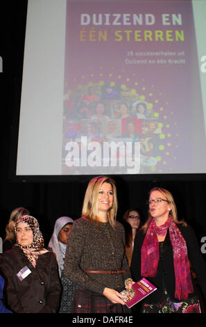 La Principessa olandese Maxima (C) con i membri del gruppo alla cerimonia di chiusura del progetto "uizend en dieci Kracht' (Mille e una forza) di Utrecht, 09 dicembre 2011. Il progetto incoraggia le organizzazioni locali e le donne immigrate a svolgere un rullo attivo nella società. Foto: RPE-Albert Nieboer (Paesi Bassi) Foto Stock