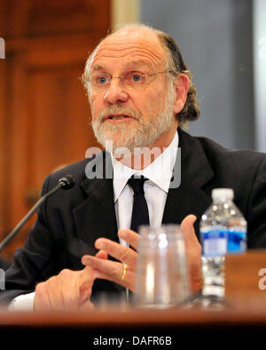 Ex Stati Uniti il senatore e Governatore Jon Corzine S. (Democratico di New Jersey) testimonia prima di Stati Uniti Casa Comitato per l'agricoltura su MF Global fallimento nel Longworth House Edificio per uffici di giovedì, 8 dicembre 2011..Credit: Ron Sachs / CNP.(restrizione: NO New York o New Jersey o giornali quotidiani nel raggio di 75 miglia da New York City) Foto Stock