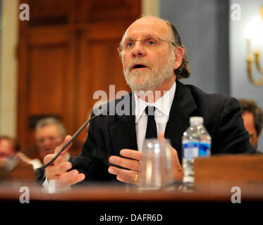 Ex Stati Uniti il senatore e Governatore Jon Corzine S. (Democratico di New Jersey) testimonia prima di Stati Uniti Casa Comitato per l'agricoltura su MF Global fallimento nel Longworth House Edificio per uffici di giovedì, 8 dicembre 2011..Credit: Ron Sachs / CNP.(restrizione: NO New York o New Jersey o giornali quotidiani nel raggio di 75 miglia da New York City) Foto Stock