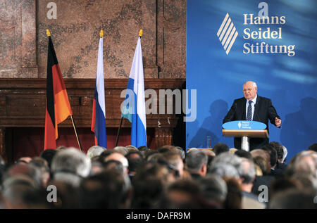 Ex presidente sovietico Mikhail Gorbaciov, che ha ricevuto il Franz-Josef-Strauss-Prize, parla durante la cerimonia di premiazione a Monaco di Baviera, Germania, 10 dicembre 2011. Il premio onora Gorbaciov i contributi per la caduta della cortina di ferro nei tardi anni ottanta e alla riunificazione tedesca. Foto: TOBIAS HASE Foto Stock