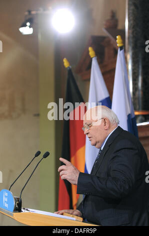 Ex presidente sovietico Mikhail Gorbaciov, che ha ricevuto il Franz-Josef-Strauss-Prize, parla durante la cerimonia di premiazione a Monaco di Baviera, Germania, 10 dicembre 2011. Il premio onora Gorbaciov i contributi per la caduta della cortina di ferro nei tardi anni ottanta e alla riunificazione tedesca. Foto: TOBIAS HASE Foto Stock