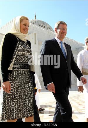 Presidente della Repubblica federale di Germania Christian Wulff e sua moglie Bettina visitare la moschea Sultan-Qabus in Muscat Oman, 10 dicembre 2011. Il Presidente tedesco è su un periodo di sei giorni di visita nella regione del Golfo. Foto: WOLFGANG KUMM Foto Stock