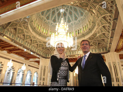 Presidente della Repubblica federale di Germania Christian Wulff e sua moglie Bettina visitare la moschea Sultan-Qabus in Muscat Oman, 10 dicembre 2011. Il Presidente tedesco è su un periodo di sei giorni di visita nella regione del Golfo. Foto: WOLFGANG KUMM Foto Stock