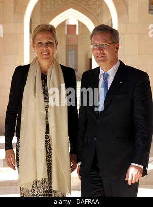 Presidente della Repubblica federale di Germania Christian Wulff e sua moglie Bettina visitare la moschea Sultan-Qabus in Muscat Oman, 10 dicembre 2011. Il Presidente tedesco è su un periodo di sei giorni di visita nella regione del Golfo. Foto: WOLFGANG KUMM Foto Stock