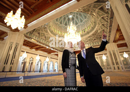 Presidente della Repubblica federale di Germania Christian Wulff e sua moglie Bettina visitare la moschea Sultan-Qabus in Muscat Oman, 10 dicembre 2011. Il Presidente tedesco è su un periodo di sei giorni di visita nella regione del Golfo. Foto: WOLFGANG KUMM Foto Stock