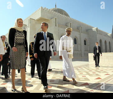 Presidente della Repubblica federale di Germania Christian Wulff e sua moglie Bettina visitare la moschea Sultan-Qabus in Muscat Oman, 10 dicembre 2011. Il Presidente tedesco è su un periodo di sei giorni di visita nella regione del Golfo. Foto: WOLFGANG KUMM Foto Stock