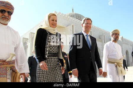 Presidente della Repubblica federale di Germania Christian Wulff e sua moglie Bettina visitare la moschea Sultan-Qabus in Muscat Oman, 10 dicembre 2011. Il Presidente tedesco è su un periodo di sei giorni di visita nella regione del Golfo. Foto: WOLFGANG KUMM Foto Stock