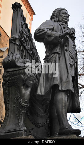 Il monumento in bronzo del Johann-Sebastian Bach è visto di fronte alla santa Chiesa di San Tommaso a Lipsia, Germania, 11 dicembre 2011. La statua costruito da Carl Seffner era dedicato il 17 maggio 1908. Il compositore Johann Sebastian Bach è stato direttore del coro presso San Tommaso Chiesa dal 1723 fino alla sua morte nel 1750 e i suoi resti giacciono lì. Foto: Waltraud Grubitzsch Foto Stock