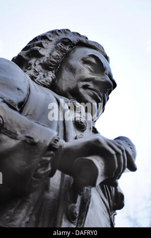 Il monumento in bronzo del Johann-Sebastian Bach è visto di fronte alla santa Chiesa di San Tommaso a Lipsia, Germania, 11 dicembre 2011. La statua costruito da Carl Seffner era dedicato il 17 maggio 1908. Il compositore Johann Sebastian Bach è stato direttore del coro presso San Tommaso Chiesa dal 1723 fino alla sua morte nel 1750 e i suoi resti giacciono lì. Foto: Waltraud Grubitzsch Foto Stock