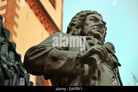 Il monumento in bronzo del Johann-Sebastian Bach è visto di fronte alla santa Chiesa di San Tommaso a Lipsia, Germania, 11 dicembre 2011. La statua costruito da Carl Seffner era dedicato il 17 maggio 1908. Il compositore Johann Sebastian Bach è stato direttore del coro presso San Tommaso Chiesa dal 1723 fino alla sua morte nel 1750 e i suoi resti giacciono lì. Foto: Waltraud Grubitzsch Foto Stock