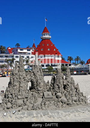 Un castello di sabbia in Catalina, California sulla spiaggia al di fuori del Coronado hotel Foto Stock