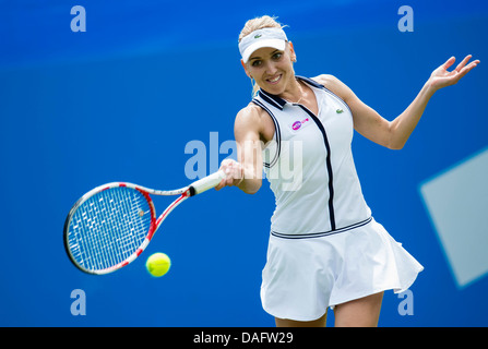 Campo da tennis, Elena Vesnina della Russia in azione a giocare una mano sola diretti shot durante singles match. Foto Stock