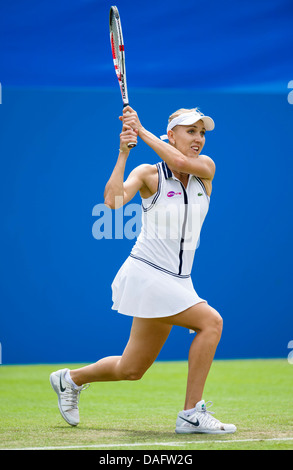 Campo da tennis, Elena Vesnina della Russia in azione giocando a due mani scritto girato durante la partita single Foto Stock