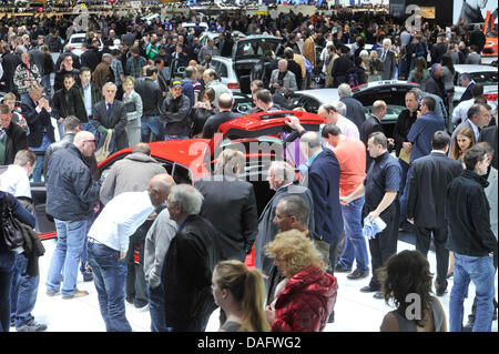 Folla di visitatori presso il PALAEXPO di padiglioni della fiera durante il Salone Internazionale di Ginevra a Ginevra, Svizzera, 03 marzo 2011. La 81st International Motor Show di Ginevra avviene tra 03 e 13 marzo 2011 e presenta 170 Europei e anteprime mondiali di 260 espositori provenienti da 31 paesi. Foto: ULI DECK Foto Stock