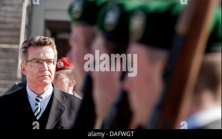 Il nuovo ministro tedesco della difesa Thomas de Maiziere (L) è accolto con onore militare presso il Ministero della Difesa a Berlino, Germania, 03 marzo 2011. De Maiziere è il seguace di ex difesa Miniater Karl Theodor zu Guttenberg che ha rassegnato le dimissioni a causa di un plagio scandalo. Foto: Robert Schlesinger Foto Stock