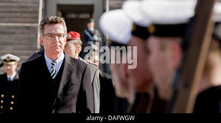 Il nuovo ministro tedesco della difesa Thomas de Maiziere (L) è accolto con onore militare presso il Ministero della Difesa a Berlino, Germania, 03 marzo 2011. De Maiziere è il seguace di ex difesa Miniater Karl Theodor zu Guttenberg che ha rassegnato le dimissioni a causa di un plagio scandalo. Foto: Robert Schlesinger Foto Stock