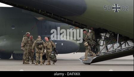 Bundeswehr (tedesco forze armate) i soldati uscire un Transall piano di trasporto ad Hannover, Germania, 05 marzo 2011. Aerei tedeschi hanno evacuato 262 persone provenienti da volatili di Libia finora. Foto: CAROLINE SEIDEL Foto Stock