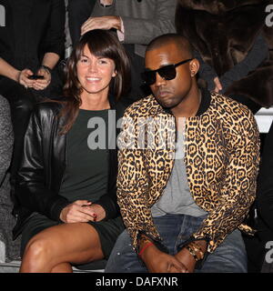 Noi hip hop artista Kanye West e data di partecipare a una Maison Martin Margiela fashion show per l'Autunno/Inverno 2011/2012 collezione durante la settimana della moda di Parigi, Francia, 04 marzo 2011. La settimana della moda di Parigi va dal 01 marzo al 09 marzo. Foto: Hendrik Ballhausen Foto Stock