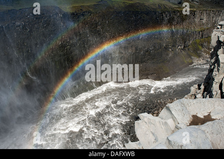 Rainbow a Dettifoss cascata in Vatnajokull National Park, Nord-est Islanda Foto Stock